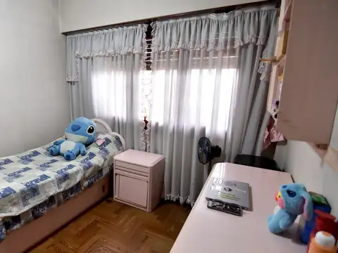 VENTA CASA 4 AMBS MORON PARQUE COCHERA + 2 AMBS