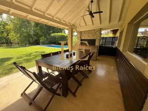 Casa 6 ambientes con 4 baños