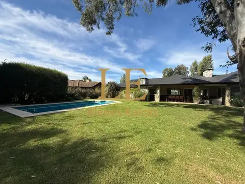 Casa en Venta con 4 cocheras