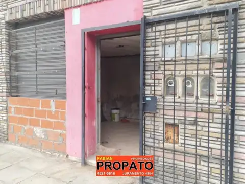 Local de 110m2 con salida a dos calles muy buen estado con cocina y dos baños excelente ubicación!