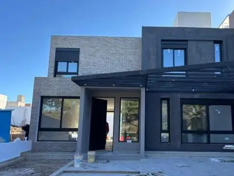 Casa en Venta de 3 Dormitorios 2 baños con 2 cocheras