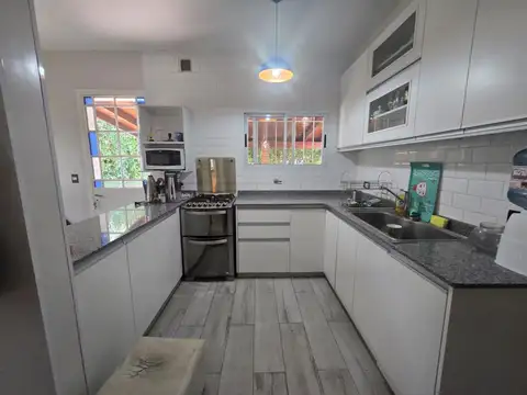 Casa 6 ambientes con 2 baños