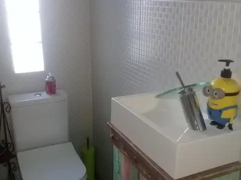 MUY BUENA CASA DE 4 AMBIENTES CON PISCINA. TOMA MENOR VALOR