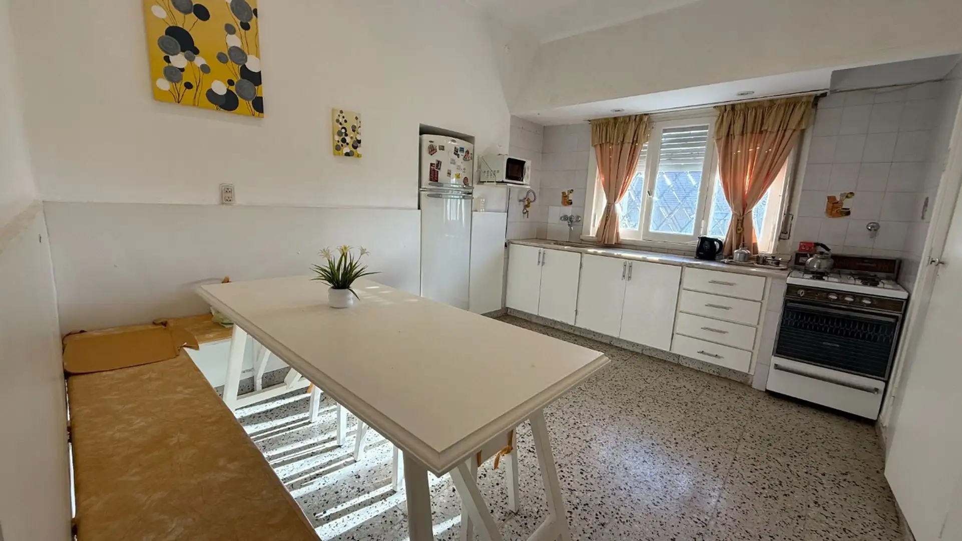 VENTA CASA CON PATIO, QUINCHO Y MONOAMBIENTE