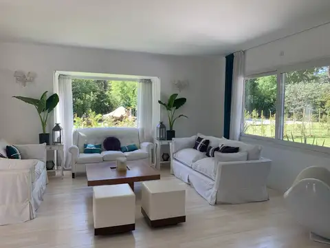 Casa 5 ambientes con 4 baños