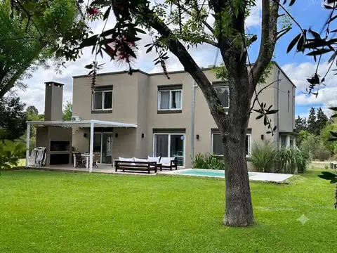 Venta - Casa 3 dormitorios con  jardin y  pileta en Los Cardales Country Club