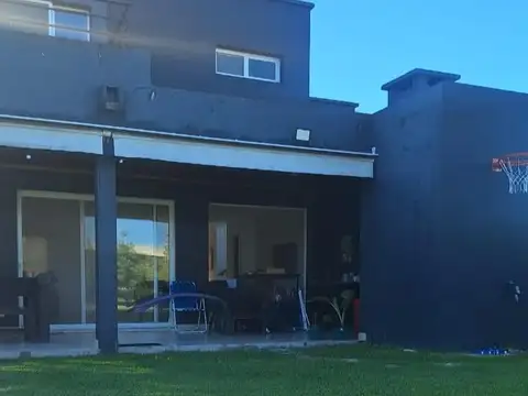 Casa en Alquiler con 2 cocheras