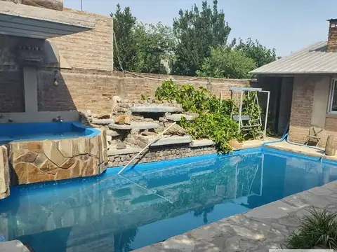 Casa en venta - 4 Dormitorios 4 Baños - Cocheras - 344Mts2 - Burzaco