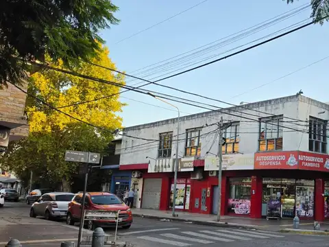 AMPLIO SALON DE 220 M2