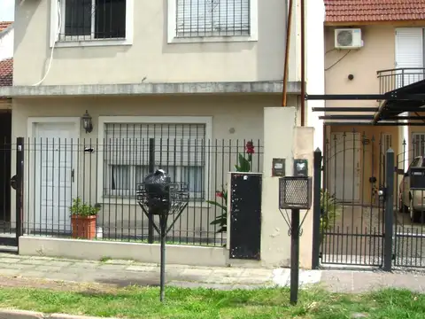Alquiler Casa tres dormitorios en Castelar Sur