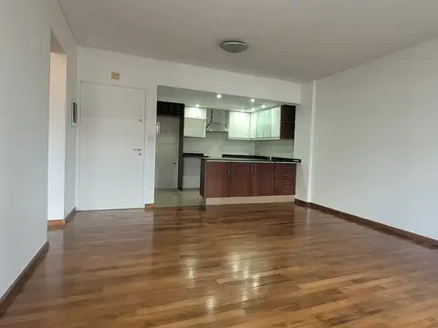 Amplio departamento de 2 ambientes con balcón corrido