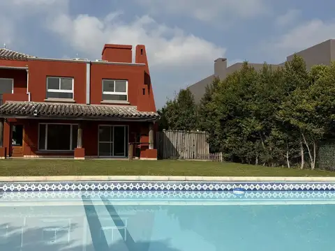 Casa estilo Santa Fe en Alquiler Anual en Santa Barbara