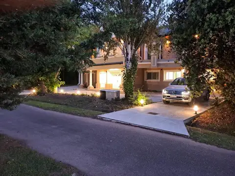 Casa en Alquiler con 5 cocheras