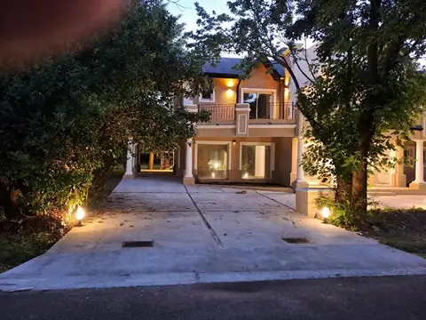 Casa 6 ambientes con 5 baños