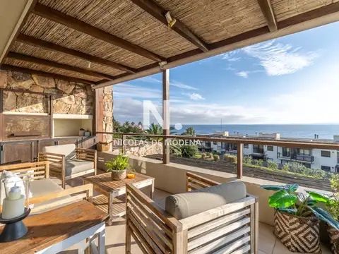 Vende apartamento duplex con vista al mar en Punta Ballena, Maldonado.