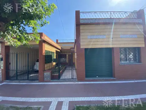 Venta casa en 3 ambientes con local, cochera y fondo libre en Wilde
