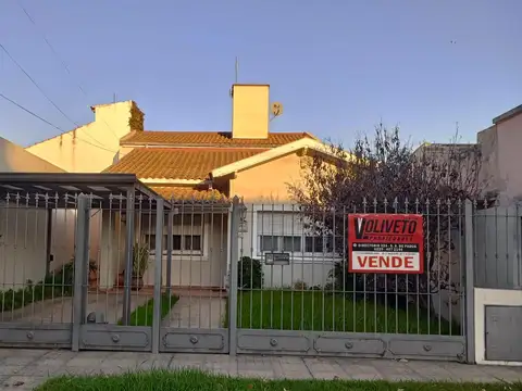 "HERMOSO CHALET EN CALLE CORRIENTES"