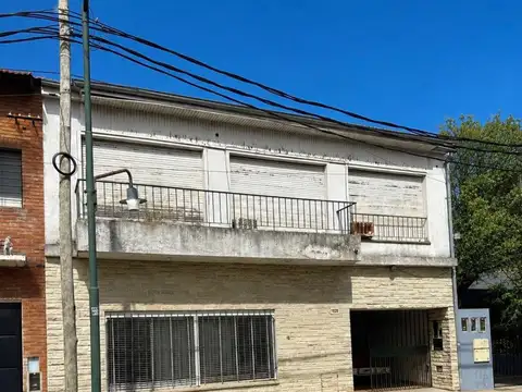 EXCELENTE CASA CHALET  DE 6 AMBIENTES A METROS DEL GOLF CLUB DE VILLA ADELINA