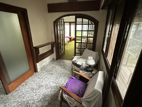 EXCELENTE CASA CHALET  DE 6 AMBIENTES A METROS DEL GOLF CLUB DE VILLA ADELINA
