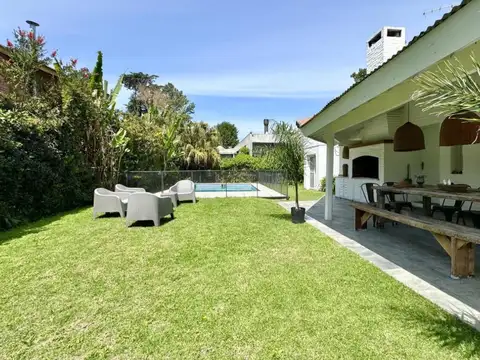 VENTA CASA 5 AMBIENTES  BARRIO CERRADO MIRAFLORES