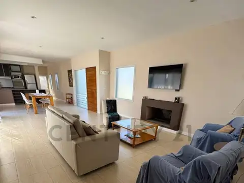 Casa 4 ambientes con 3 baños