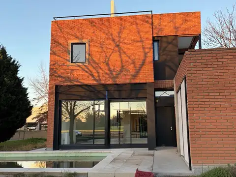 Venta casa 4 ambientes en obra en barrio del golf, Francisco Álvarez.