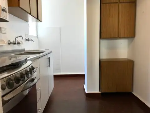 Práctico departamento en Jujuy y Boulevard Oroño. Dos dormitorios. Orientación norte.
