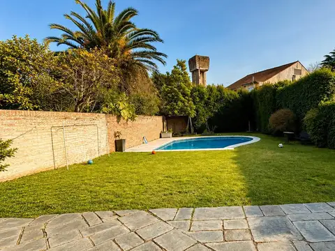 Casa en Venta con 2 cocheras