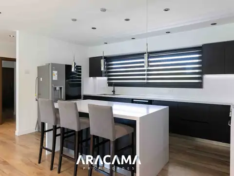 Casa en Alquiler con 1 cochera