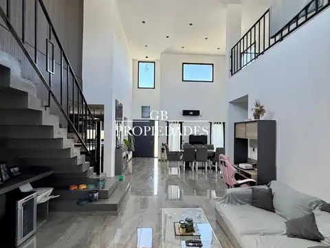 Casa en Venta con 4 cocheras