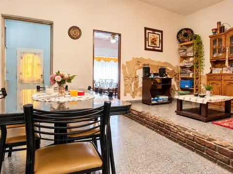 Casa 5 ambientes con 2 baños