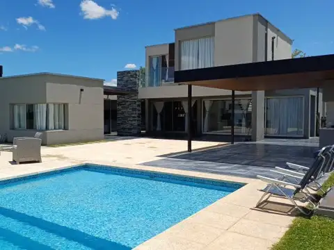Venta casa en San Sebastián a la laguna con casa de huespedes AMOBLADA