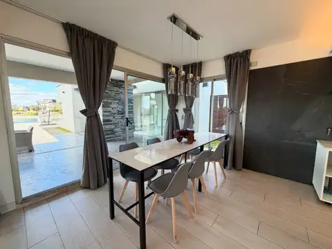 Casa en Venta con 3 cocheras