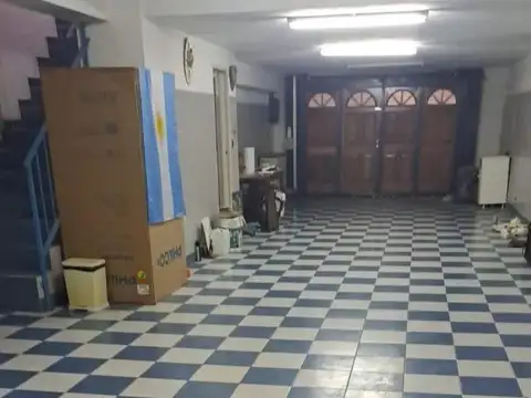 Casa 5 ambientes 4 cocheras  jardín, quincho parrilla en Boedo