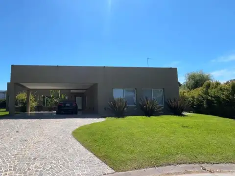 Casa en Alquiler con 4 cocheras