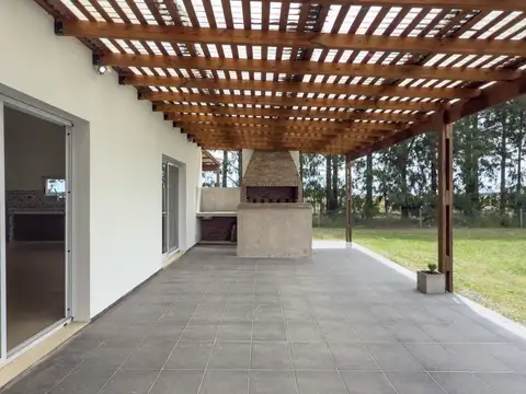 Casa 5 ambientes con 2 baños