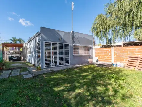 CASA EN VENTA BERISSO 2 DORMITORIOS PATIO COCHERAS