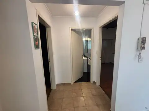 DEPARTAMENTO DE 3 AMBIENTES EN PRIMER PISO POR ESCALERA