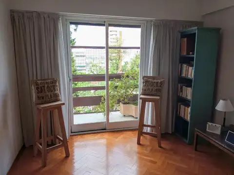 Depto. 4 amb. al frente c/ balcón y Dep. de Serv.