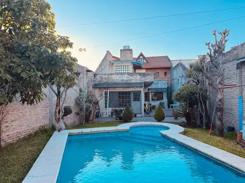 Venta casa 4 ambientes Avellaneda piscina parrilla
