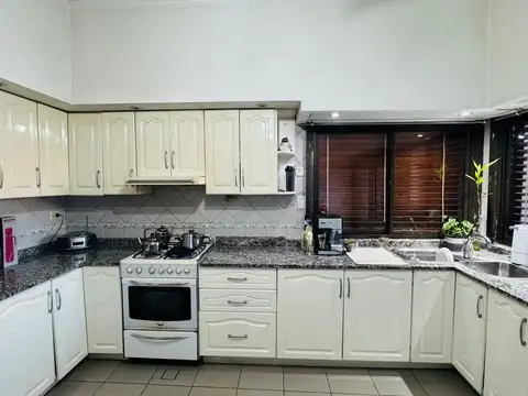 Casa 4 ambientes con 3 baños