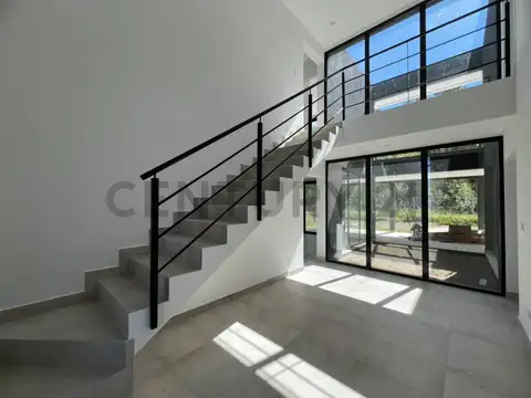 Av de la Bahia 3000, Piso 0
