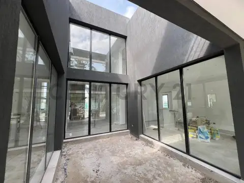 Venta de casa en Puerto Nativas Escobar con 4 dormitorios con vista a la reserva A ESTRENAR