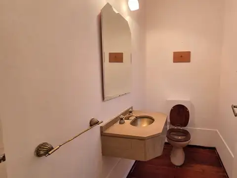 Casa en Alquiler con 3 cocheras