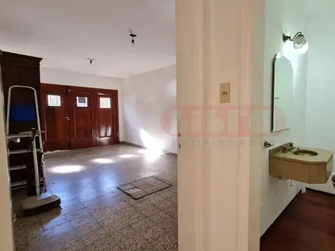 Casa en Alquiler con 3 cocheras