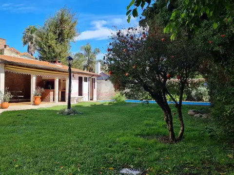 Chalet en Alquiler 6 amb jardín quincho y pileta Martinez