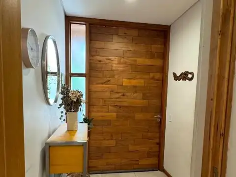 Casa en Alquiler con 2 cocheras