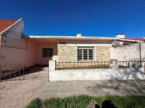Casa de 3 dormitorios en venta c/ cochera en B° Villa Sanchez Elia