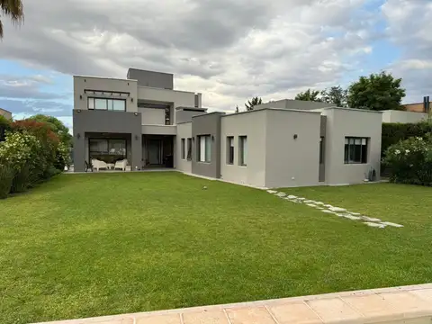 Casa 12 ambientes con 3 baños