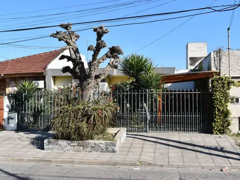 VENTA CASA 4 AMBIENTES EN CASTELAR PATIO GARAGE